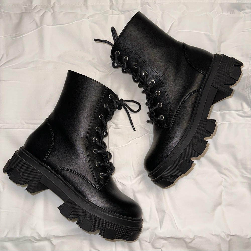 FOREVER 21 FAUX LEATHER CHUNKY BLACK BOOTS SIZE 7